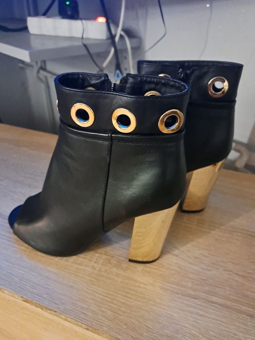 Botki z wycięciem z przodu