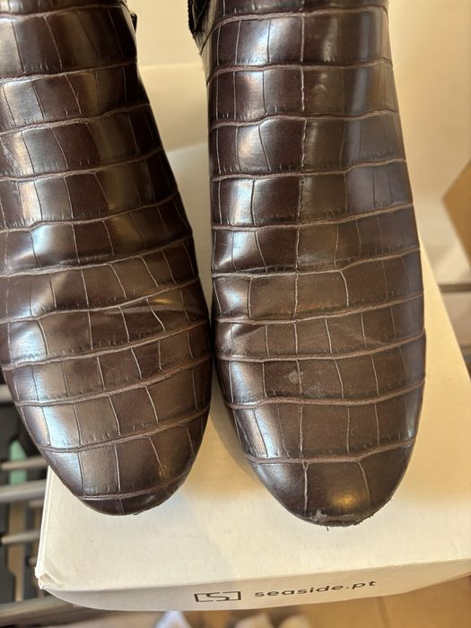 Botas castanhas em pele