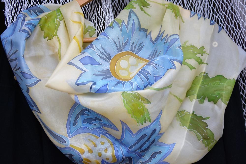 Pastelowa apaszka jedwabna ręcznie malowana.