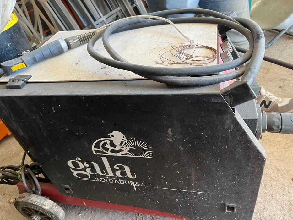 Máquina de soldar semi-automática marca GALA