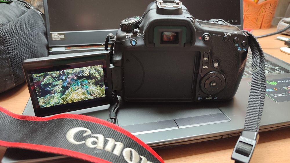 canon 60d с картой памяти, аккумулятором и зарядкой.