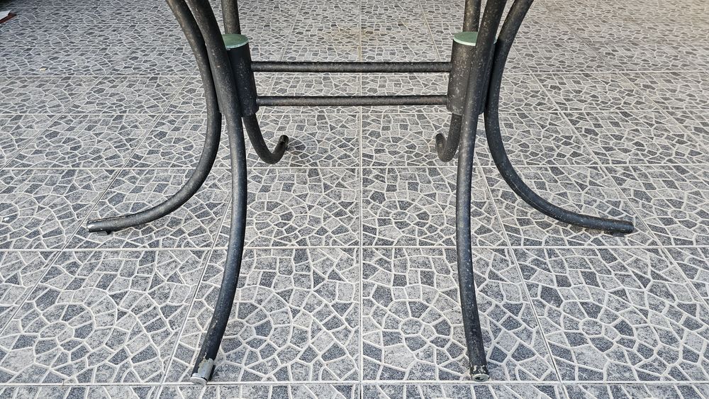 Mesa oval c/ tampo de vidro