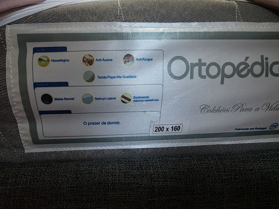 Cama casal com colchão em excelente estado