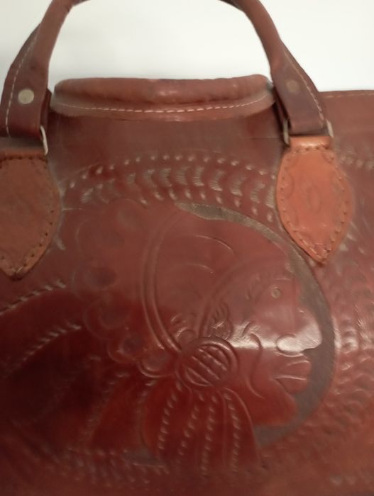 Vendo mala de pele feita pelos indígenas da Amazônia