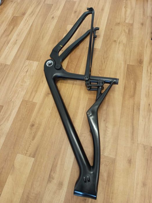 Amortyzowana karbonowa rama MTB  29er