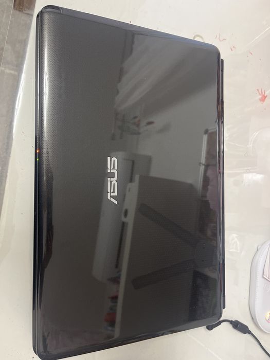 Laptop ASUS 17 cali, dysk SSD 512 GB. + dysk przenośny  300 GB
