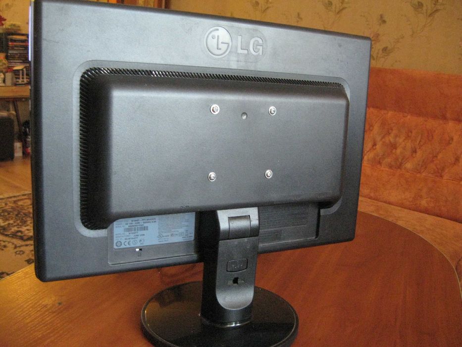 Монитор LG Flatron W1942T.