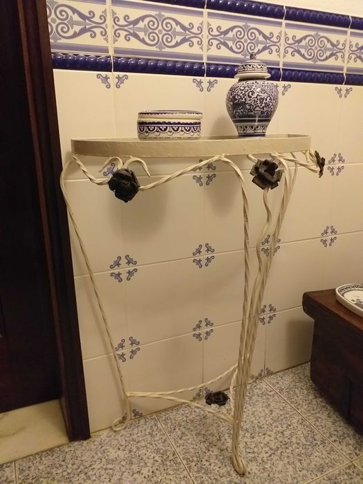 Mesa auxiliar de ferro antiga