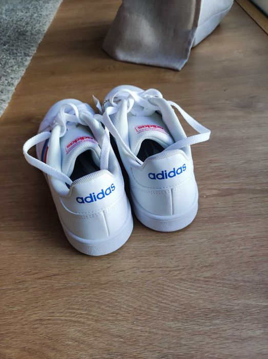 Ténis brancos Adidas