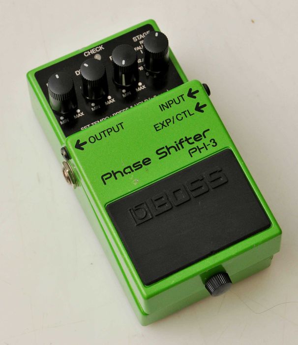 28 pedais, Dunlop  Digitech Boss, Zoom, Mooer, TC Electronic, etc