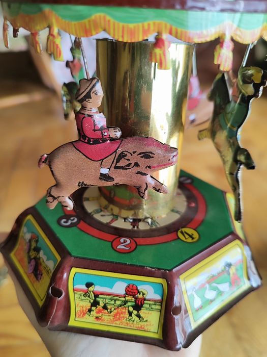 Carrocel antigo de lata