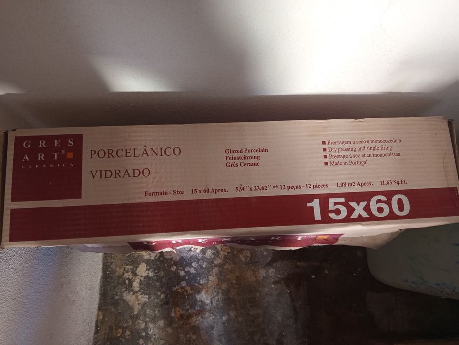 Vendo ladrilho material de primeira 9.42 metros quadrados tenho também a imitar madeira em cerâmica material de primeira tbm 7.56 metros quadrados 75€