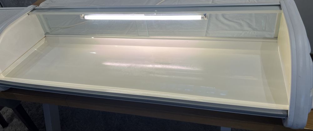 Vitrine refrigerafora de balcão