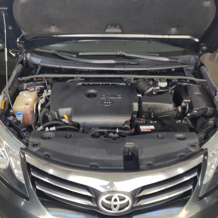 Toyota avensis . 2 л дизель 2014 г