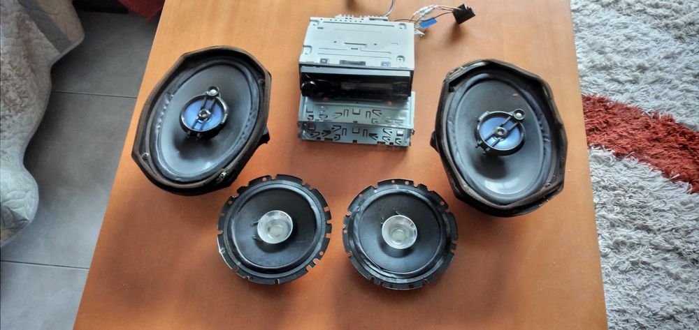 Auto Rádio Pioneer + Quatro colunas Sony e Pioneer