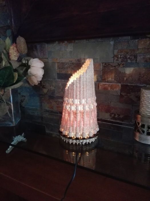 Candeeiro ou centro decorativo artesanal, em sisal e madeira