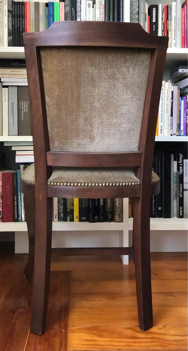 Cadeira de madeira maciça com estofo veludo