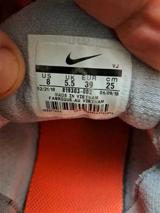 Женские Оригинальные кроссовки Nike 39размер.