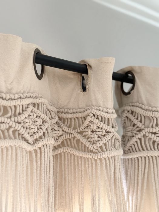 Par de Cortinas com Detalhe em Macramé – Excelente Estado