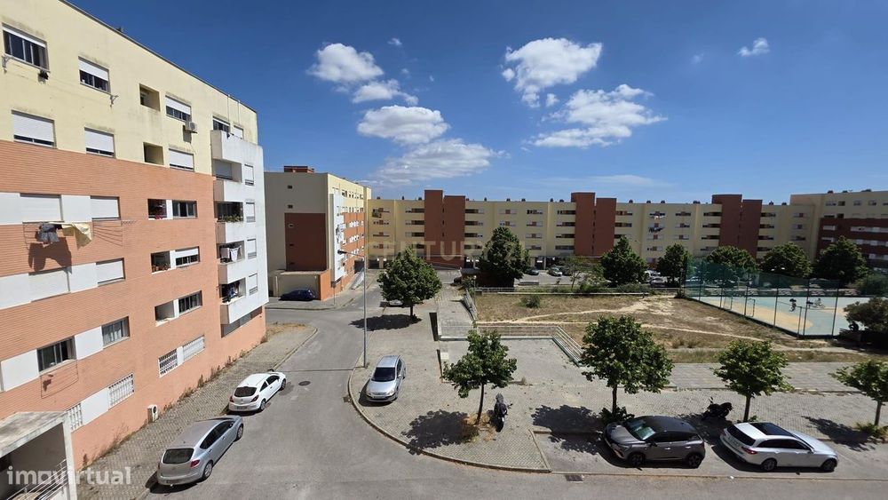Apartamento T2  Caparica 3 andar com elevadorcom fácil acesso ás praia