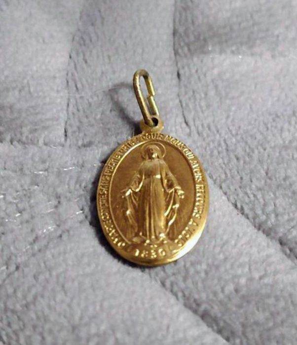 Pozłacany medalik z Maryją