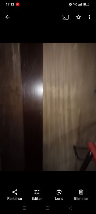 Móvel bar com dois bancos.