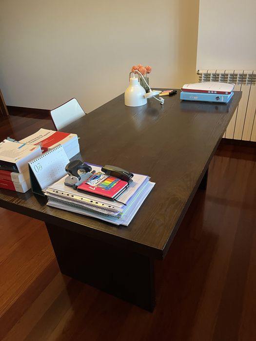 Mesa de escritorio e estantes