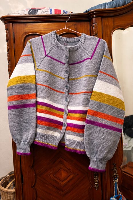 camisola de botões, tricotada à mão em lã