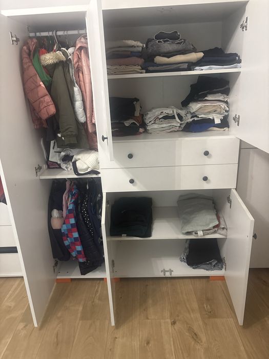 Biała szafa z szufladami