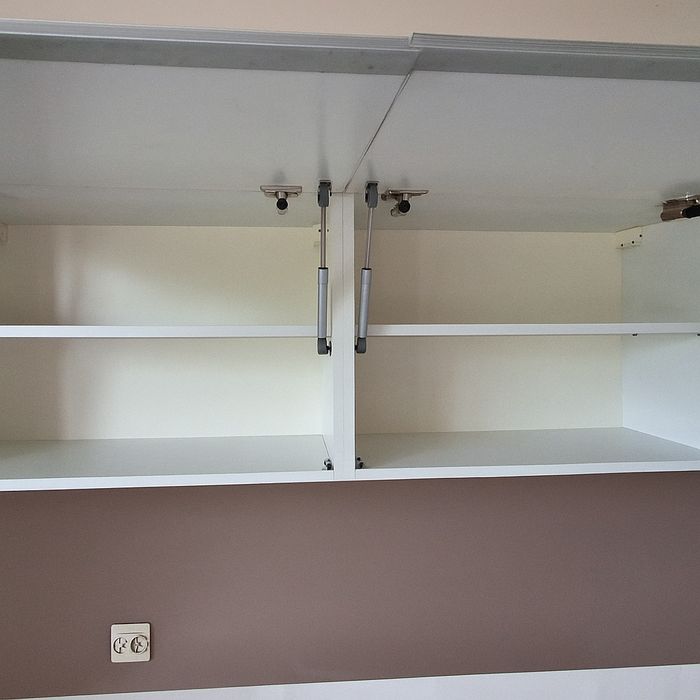 Białe narożne meble kuchenne