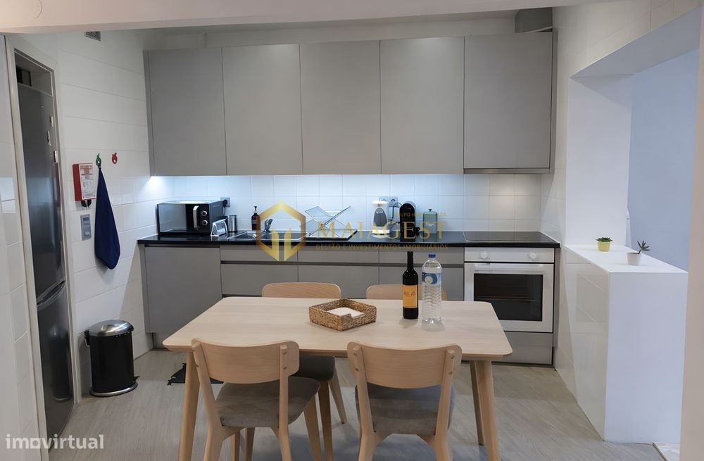 T2 Remodelado e Mobilado na Primeira Linha Mar em Angeiras