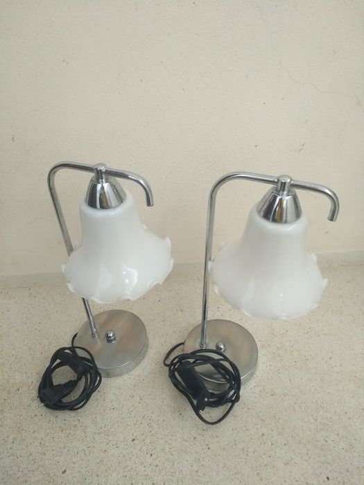 Par de candeeiros de mesinha, estrutura metálica com tulipa em vidro
