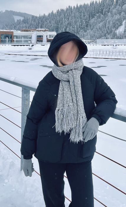 Жіноча чорна куртка з капюшоном розмір М