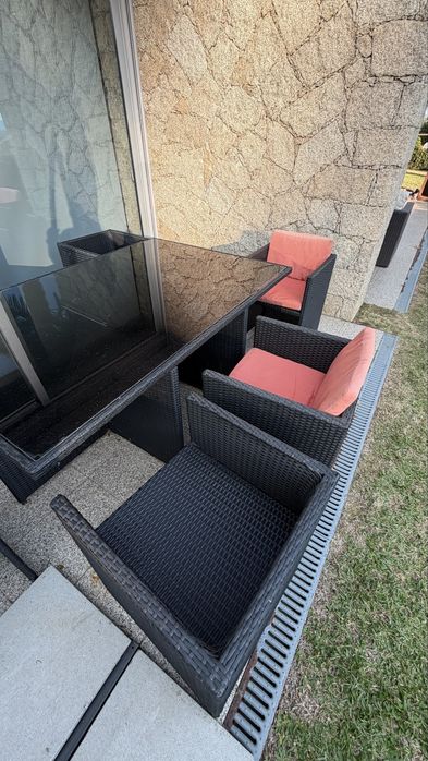 Mesa e cadeiras para jardim