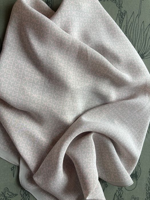 DKNY jedwabna apaszka 50x50