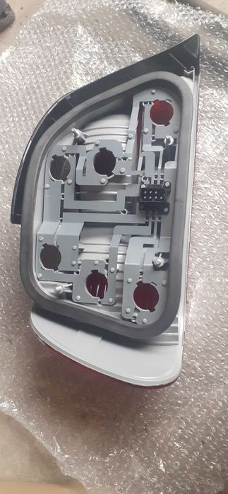 Vendo 2 farolins traseiros para carro