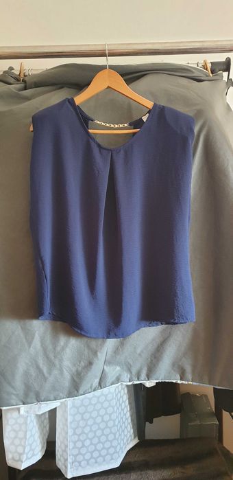 Blusa com ombreiras e corrente