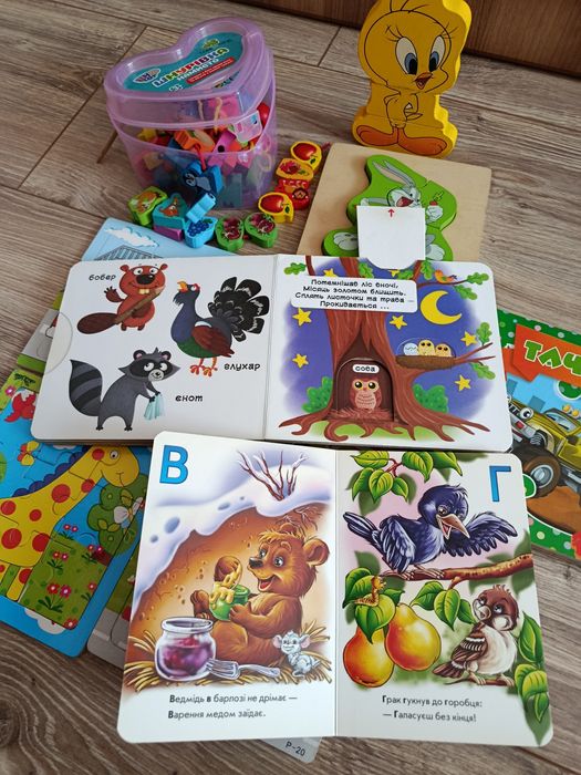 Дерев'яні іграшки, пазли, книжки