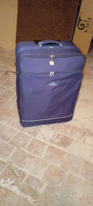 Чемодан на колесиках.