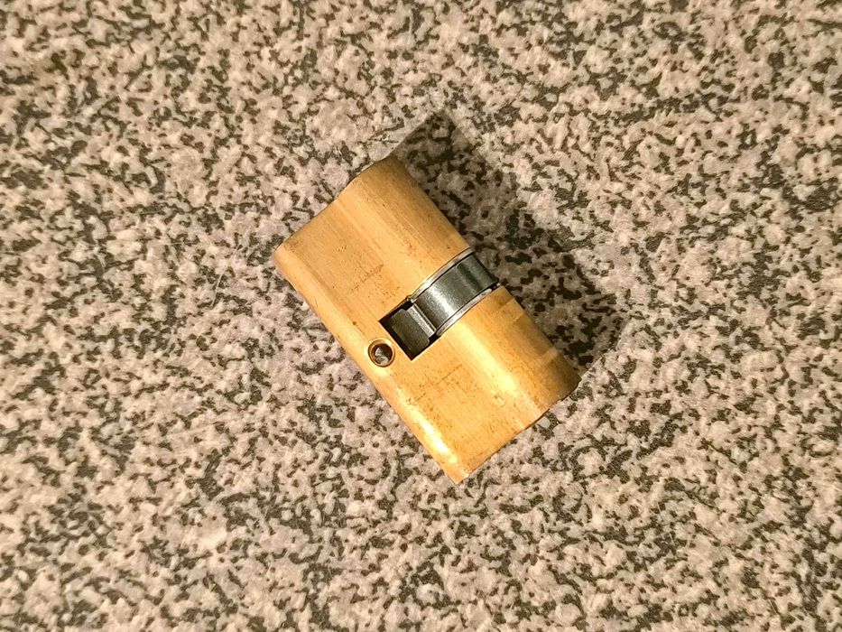 Fechadura nova marca CISA com 4 chaves.