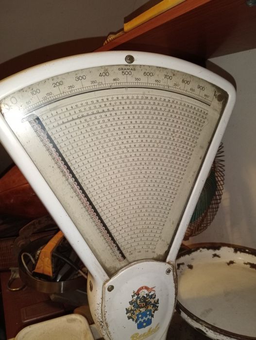 Balança vintage de balcão com pratos e pesos