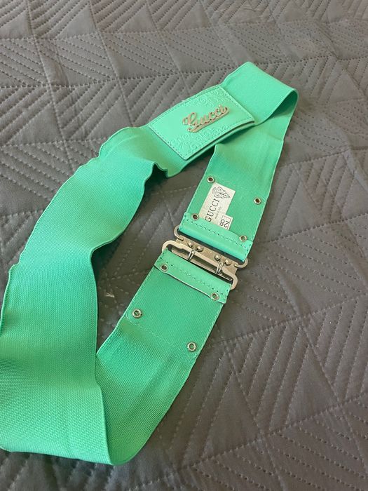 Stylowy zielony pasek z ozdobną klamrą – modny design Gucci