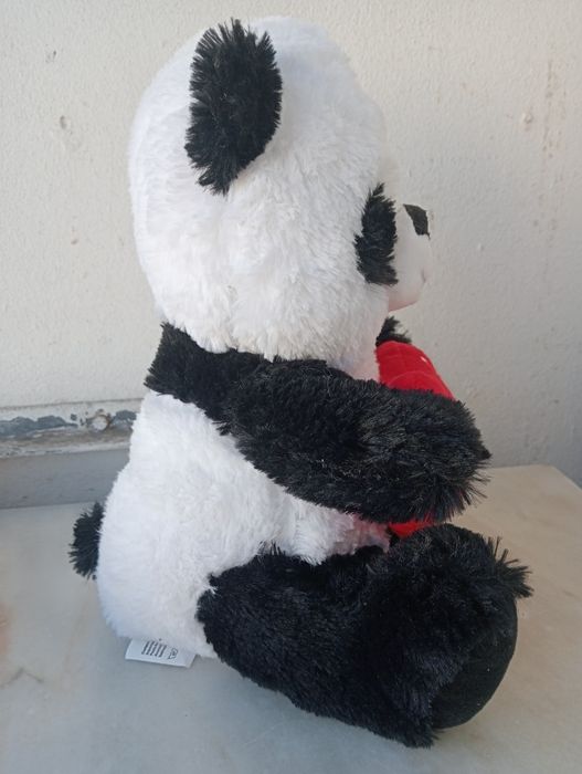 Peluche panda com um coração
