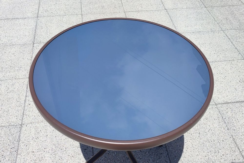 Mesa redonda de exterior / interior em metal com tampo em vidro escurecido