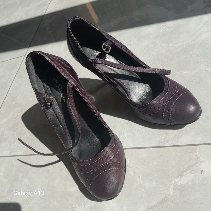 Fioletowe buty czółenka na obcasie szpilki na pasek La Strada