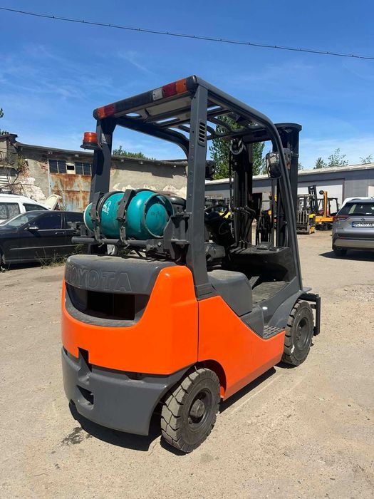 Навантажувач TOYOTA 32-8FG18 вилковий газ-бензиновий, вантажопідйомність - 1800 кг