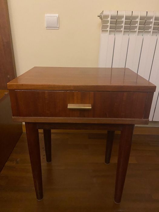 Sommier/Cama de corpo e meio + mesa de cabeceira - madeira