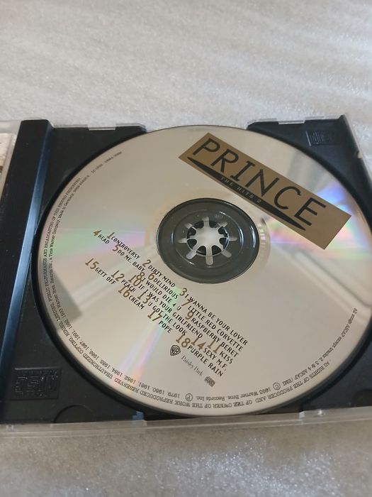 Prince inclui duas faixas inéditas: "Peach" e "Pope".