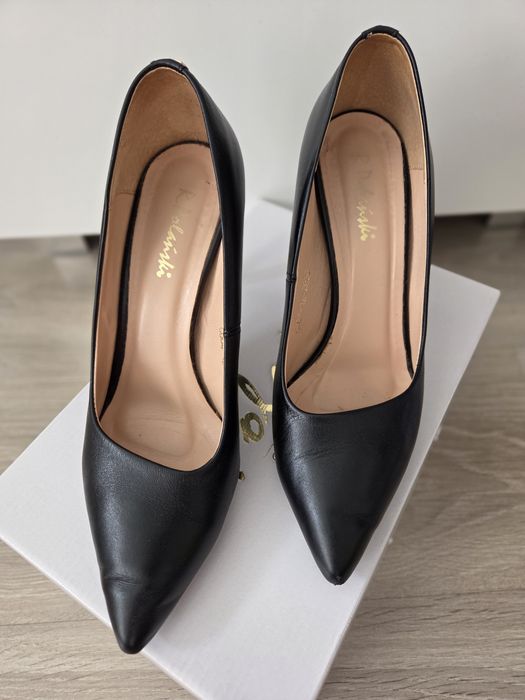 Czarne czółenka na obcasie R.Polański
rozmiar 39