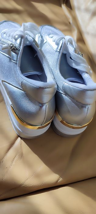 Nowe bialosrebrzyste buty sportowe